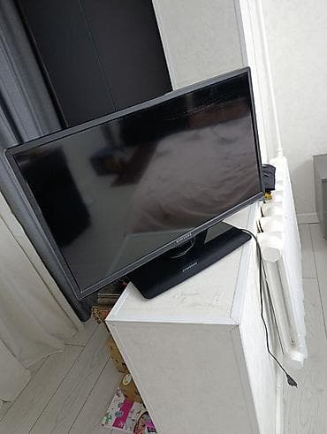 dvd или: Телевизор Samsung, диагональ около 28–32" (указана модель на корпусе — 1