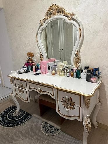 Эмерек гарнитурлары: Гарнитур в классическом стиле: туалетный столик с зеркалом + шкаф-купе — 2