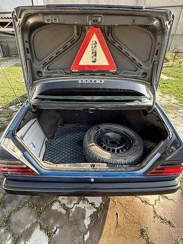 винтажные машины: Mercedes-Benz W124: 1990 г., Седан — 3
