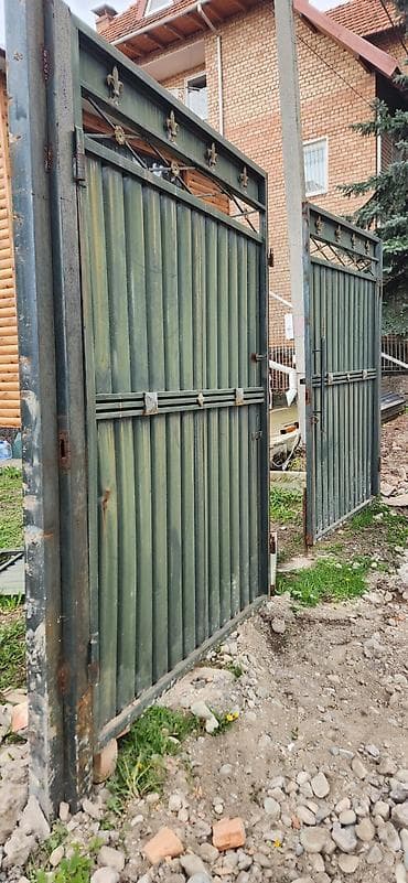 Распашные металлические ворота с калиткой - Конструкция: 2 створки + — 3