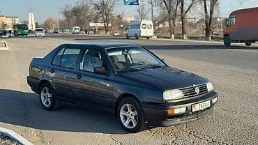 Volkswagen Vento: 1993 г., 1.8 л, Механика, Бензин, Седан