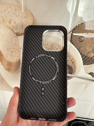буфер для авто: Чехол для iPhone 15 Pro Max с карбоновым рисунком и поддержкой — 1