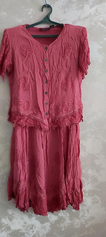 Кофты, свитеры: Костюм отличного качества,фасон праздничныйодевалась 1,2 раза,размер — 1