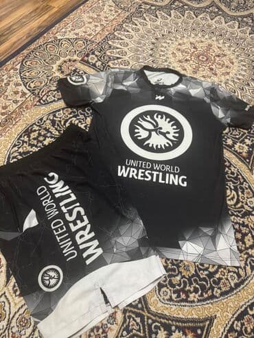продаю в связи с переездом: Срочно продаю двойку UNITED WORLD WRESTLING, размер двойки 2 xl — 1