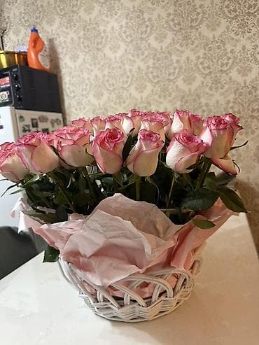 корзины для цветов: Корзина с розовыми розами - Композиция из срезанных роз двуцветного — 1