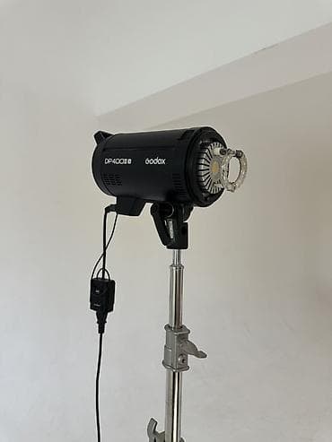 - Godox DP400III — импульсный студийный моноблок 400 Дж с пилотным