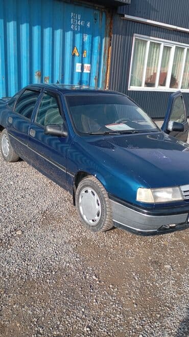 Седан синего цвета, 4 двери. Кузов классической формы с пластиковыми