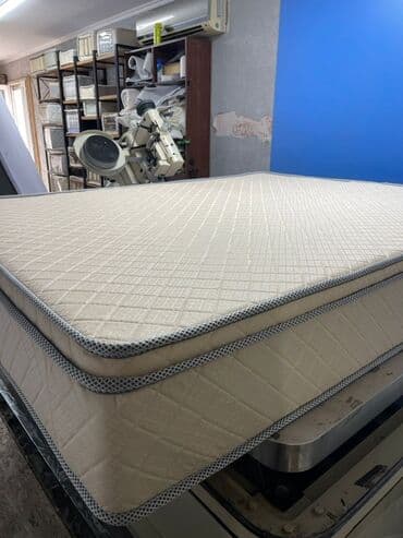 Матрас с чехлом из прочной ткани с ромбовидным рисунком. По периметру