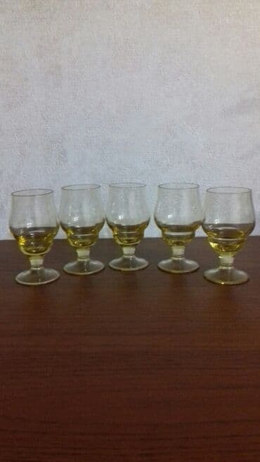 стеклянные кружки: Продаю фужеры для шампанского на тонкой прозрачной ножке и рюмки — 2