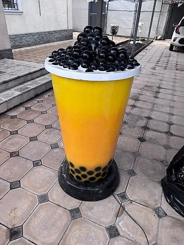 Изготовление рекламных конструкций: Напольная рекламная фигура «Бабл-ти» (большой стакан с шариками — 1