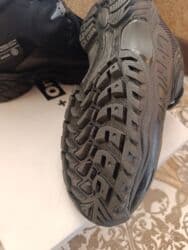 продаю связи с переездом: Продаётся зимние кроссовки Лининг оригинал, размер 35-36, состояние — 7