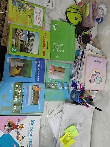 стол учителя: Набор школьных учебников и тетрадей для средней школы — 1