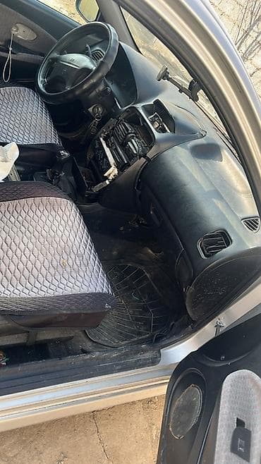 салон автомобиля: Mitsubishi Carisma: 1999 г., 1.8 л, Ручные, Бензин, Седан — 3