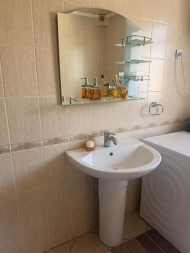 раковина с тумбой и зеркалом в ванную: Умывальник вместе с Зеркалом для ванной с полками и держателями - — 2