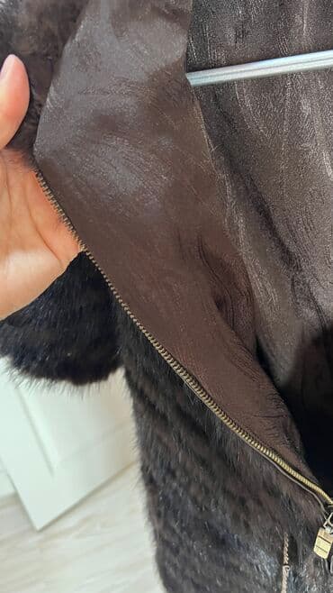 Жынсылар: Продаю норковую жилетку с капюшоном. Размер S. Состояние 8 из 10ти — 9