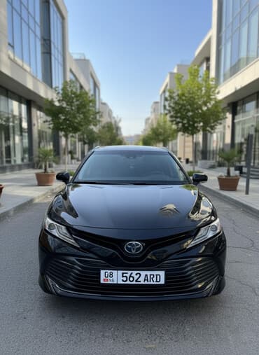 Toyota Camry: 2018 г., 2.5 л, Вариатор, Гибрид, Седан