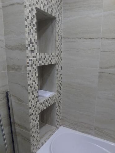 Изоляционные материалы: Встроенная ванная зона с нишами и комплектом сантехники - Ванна — 1