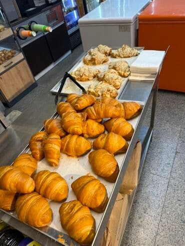 слоёное тесто: Свежая выпечка ручной работы, представленная в нескольких видах — 13