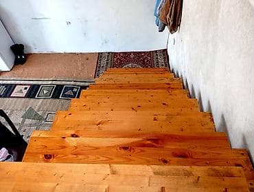 барачные дома: Продаётся двухэтажный кирпичный дом с высоким цоколем и ограждённым — 5