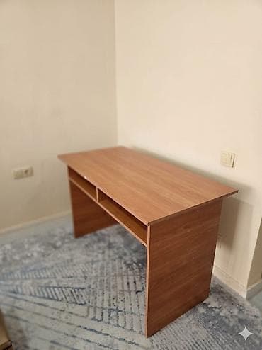 Столдор: Компьютердик үстөлү, Колдонулган, Текчелери бар — 2