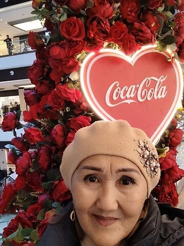 Неоновая вывеска Coca‑Cola в форме сердца. - Яркая красно-белая