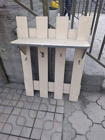 Настенная вешалка с полкой - Материал: дерево. - Конструкция в виде