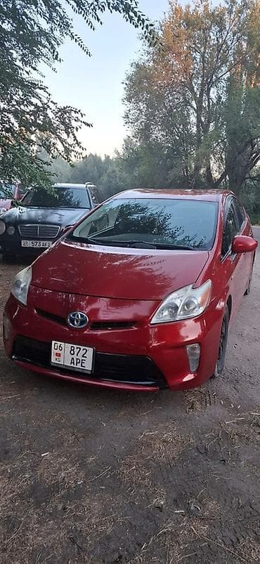 Toyota Prius, красный хэтчбек (кузов XW30, рестайлинг). Гибридная