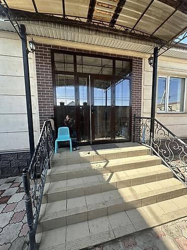 Продаётся дом с просторной террасой и остеклённым входом. Особенности