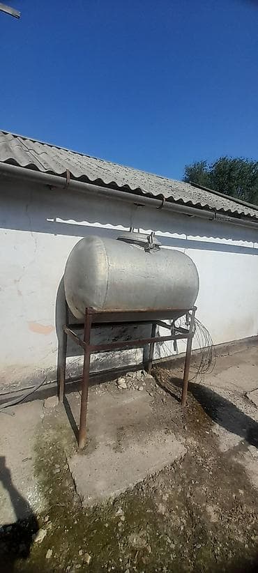 Алюминиевая емкость на металлической раме - Материал бака: алюминий