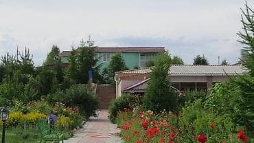 Коттедж, Кызыл-Суу, Детская площадка, Парковка, стоянка, Охраняемая территория at lalafo.kg Коттедж, Кызыл-Суу, Детская площадка, Парковка, стоянка, Охраняемая территория