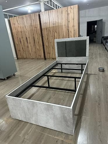 изголовье: Одинарная кровать с мягким изголовьем - Форм‑фактор: односпальная — 6