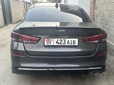 набор ключей: Седан бизнес-класса темно‑серого цвета с агрессивным спортивным — 7