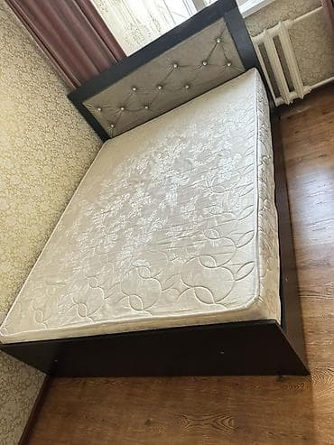 Кровати: Двуспальная кровать с мягким изголовьем и металлическим основанием. - — 5