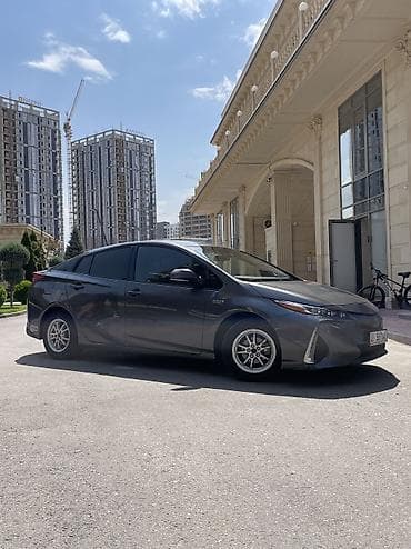 byd e2 2021: Toyota Prius: 2019 г., 1.8 л, Гибрид — 4