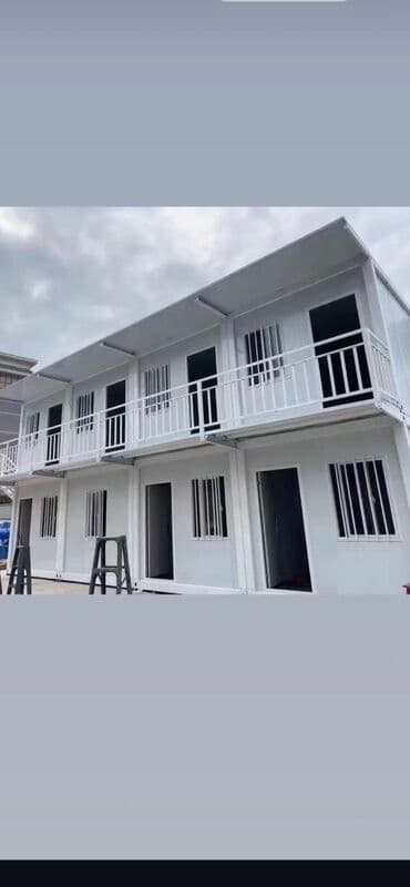 передвижные дома: Двухэтажное модульное здание белого цвета. Конструкция состоит из — 2