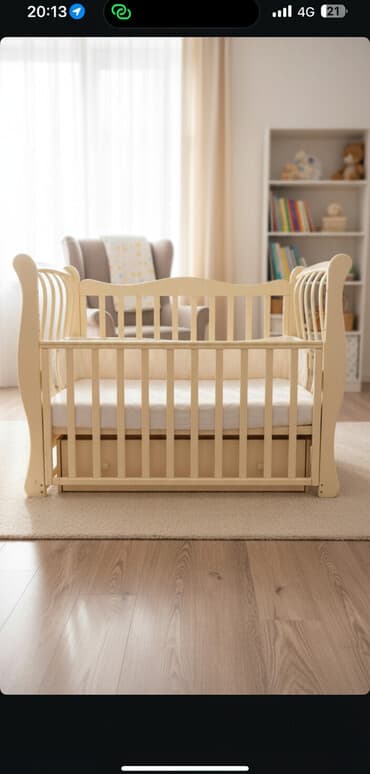 Детская кроватка с маятниковым механизмом, бежевого цвета. Высокие