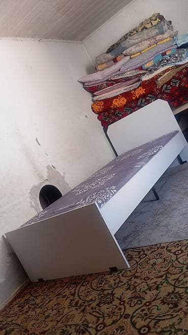 small table: Односпальная кровать с матрасом - Размер: ориентировочно 80–90 см — 3