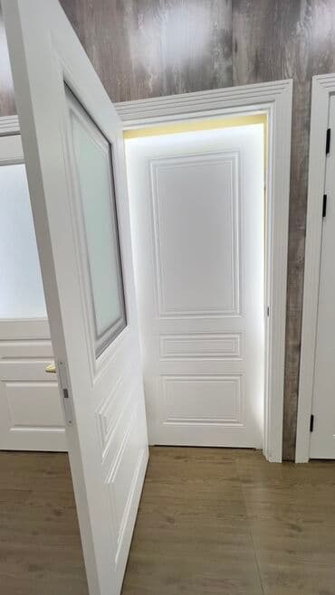 сейф двери: Межкомнатная дверь белого цвета с прямоугольной вставкой из матового — 2