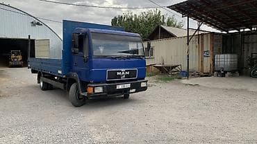 Срочно срочно бортовой срочно грузовик MAN синего цвета. Оснащён