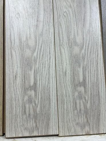 ламинат стеный: Две панели ламината с текстурой под дерево, выполненные в светлых — 1