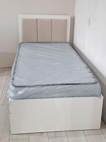 Односпальная кровать с высоким, мягким изголовьем. Металлический