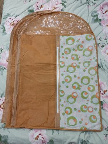 отдам даром детские вещи: Чехлы для одежды, 4 или 5 шт. Короткие, подходят для курток. Материал — 1