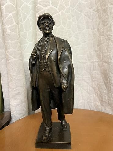 советс: Бронзовая скульптура Ленина. Автор Сычев В.И. 1958год. Бронза, литье — 3