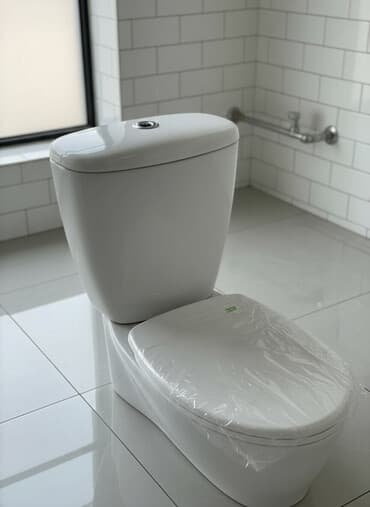 крышка на унитаз: Белый керамический бачок для унитаза с овальной крышкой и отверстием — 1