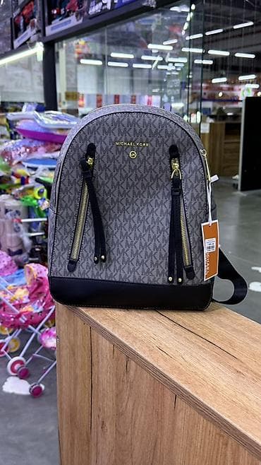 кожаные пиджаки: Рюкзак Michael Kors с монограммой MK - Форм‑фактор: компактный — 2