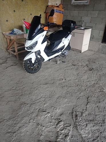 mazda verisa: Продается Скутер/максискутер белого цвета хорошом состояние 150куб — 3