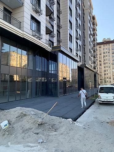 Коммерциялык мүлк: Кеңселерди ижаралоо, 300 м², Турак комплексинде, Тоолор көрүнүп турат, 1-катар, Өзүнчө кире бериши менен — 1