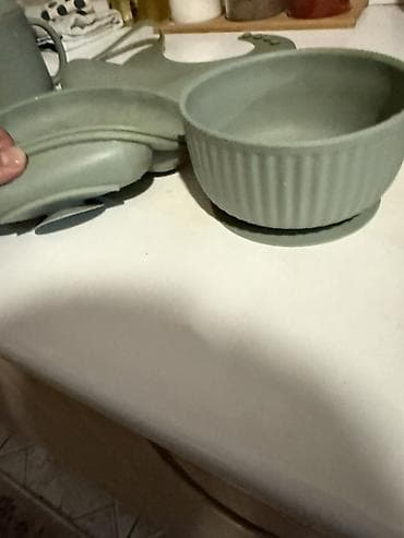 Оюнчуктар: Набор детской посуды из пищевого силикона, цвет – оливковый. На посуде — 2