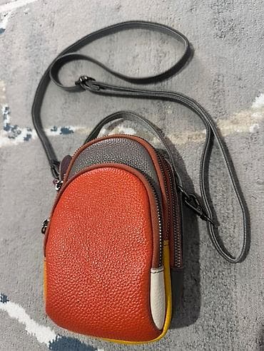 Многофункциональная женская сумка-кроссбоди с основным отделением на