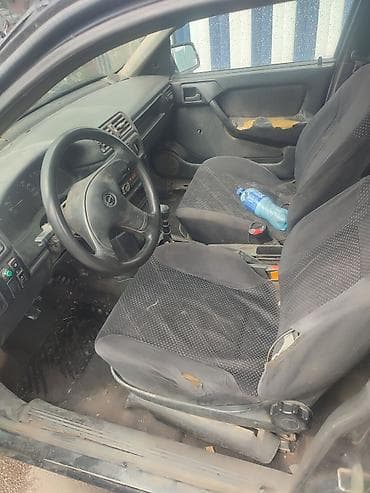 Opel Vectra: 1993 г., 1.6 л, Механика, Седан